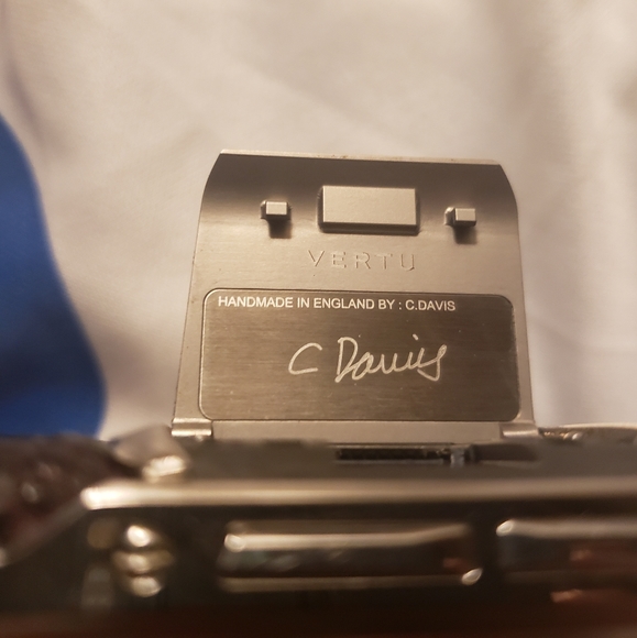 VERTU SIGNATURE TOUCH GRAPE LIZARD/TITANIUM - Picture 6 of 16